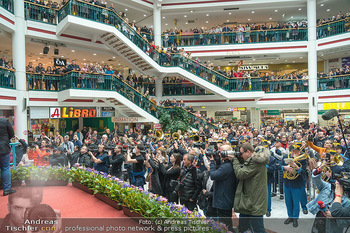 Jane Fonda PK und Autogrammstunde - Lugner City, Wien - Mi 15.02.2023 - 79