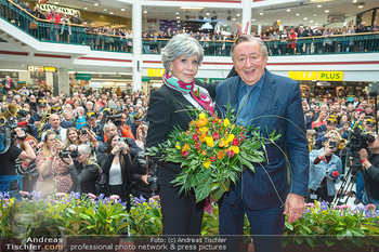 Jane Fonda PK und Autogrammstunde - Lugner City, Wien - Mi 15.02.2023 - Jane FONDA, Richard LUGNER100