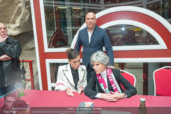 Jane Fonda PK und Autogrammstunde - Lugner City, Wien - Mi 15.02.2023 - Jane FONDA, Jacqueline SAPPERT, Gerald FRIEDE102