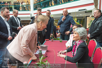 Jane Fonda PK und Autogrammstunde - Lugner City, Wien - Mi 15.02.2023 - Jane FONDA, Gräfin Evi WALDERDORFF105