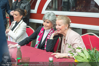 Jane Fonda PK und Autogrammstunde - Lugner City, Wien - Mi 15.02.2023 - Jane FONDA, Gräfin Evi WALDERDORFF106