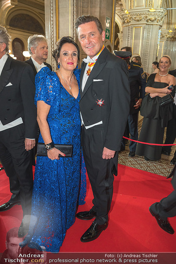 Opernball 2023 - Staatsoper, Wien - Do 16.02.2023 - Peter HANKE mit Ehefrau16