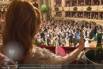 Opernball 2023 - Staatsoper, Wien - Do 16.02.2023 - Barbara MAIER macht Selfie mit Handy170