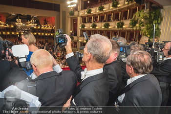 Opernball 2023 - Staatsoper, Wien - Do 16.02.2023 - Richard LUGNER, ungewohnt HINTER den Medien, Kameras226