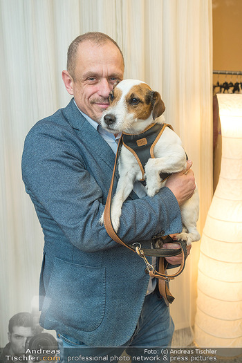 Charity Empfang - Boutique Atil Kutoglu - Mi 22.02.2023 - Gery KESZLER (Portrait mit Hund Aron)14