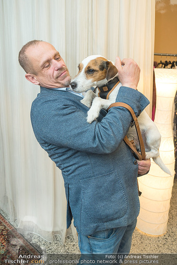 Charity Empfang - Boutique Atil Kutoglu - Mi 22.02.2023 - Gery KESZLER (Portrait mit Hund Aron)16