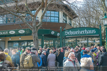 Saison Opening - Schweizerhaus - Mi 15.03.2023 - Ansturm Menschenmassen Gäste Eröffnung Tür Tor doors open And4