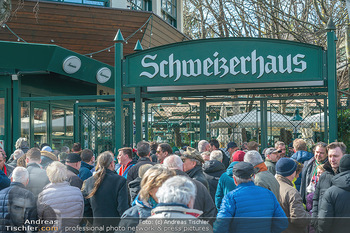 Saison Opening - Schweizerhaus - Mi 15.03.2023 - Ansturm Menschenmassen Gäste Eröffnung Tür Tor doors open And5