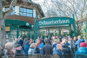 Saison Opening - Schweizerhaus - Mi 15.03.2023 - Ansturm Menschenmassen Gäste Eröffnung Tür Tor doors open And7