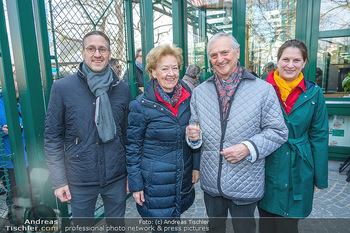 Saison Opening - Schweizerhaus - Mi 15.03.2023 - Familie Karl und Johanna KOLARIK mit Sohn Karl-Hans und Tochter 10