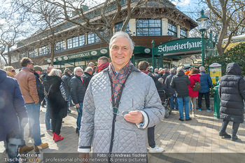 Saison Opening - Schweizerhaus - Mi 15.03.2023 - Karl KOLARIK vor dem Schweizerhaus während Ansturm seiner Gäst19