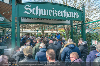 Saison Opening - Schweizerhaus - Mi 15.03.2023 - Ansturm Menschenmassen Gäste Eröffnung Tür Tor doors open And21