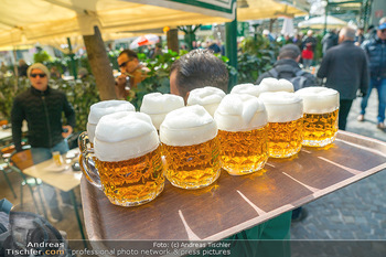 Saison Opening - Schweizerhaus - Mi 15.03.2023 - Tablett Krügerl Bier Alkohol Erfrischung Bierglas24