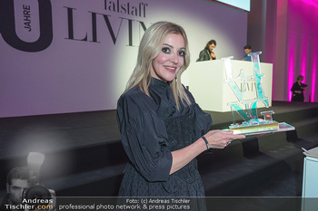 10 Jahre Living und Design Awards - Belvedere 21 - Di 21.03.2023 - Billie THANNER mit von ihr designedem Award149