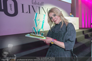 10 Jahre Living und Design Awards - Belvedere 21 - Di 21.03.2023 - Billie THANNER mit von ihr designedem Award151