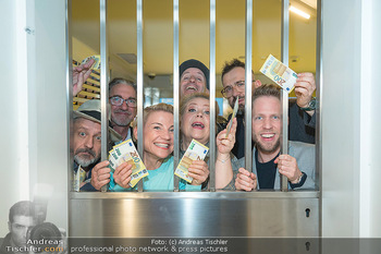 Fotoshooting zu Funny Money - ÖNB Österreichische Nationalbank, Wien - Mi 22.03.2023 - Ensemble um Kristina SPRENGER im Tresorraum5