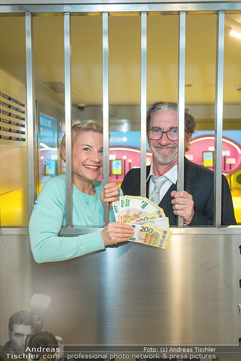 Fotoshooting zu Funny Money - ÖNB Österreichische Nationalbank, Wien - Mi 22.03.2023 - Kristina SPRENGER, Hubert WOLF8