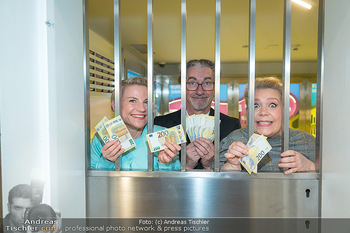 Fotoshooting zu Funny Money - ÖNB Österreichische Nationalbank, Wien - Mi 22.03.2023 - Kristina SPRENGER, Susanna HIRSCHLER, Hubert WOLF13
