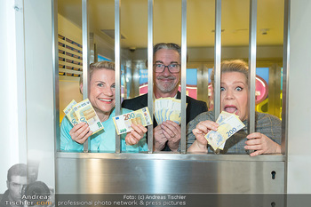 Fotoshooting zu Funny Money - ÖNB Österreichische Nationalbank, Wien - Mi 22.03.2023 - Kristina SPRENGER, Susanna HIRSCHLER, Hubert WOLF14
