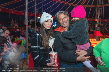 VIP Premiere - Circus im Prater, Wien - Sa 15.04.2023 - Amina DAGI mit Nassr und Tochter Amal13
