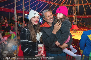 VIP Premiere - Circus im Prater, Wien - Sa 15.04.2023 - Amina DAGI mit Nassr und Tochter Amal14