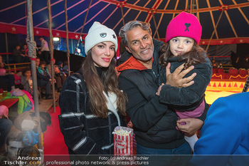 VIP Premiere - Circus im Prater, Wien - Sa 15.04.2023 - Amina DAGI mit Nassr und Tochter Amal15