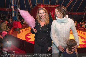 VIP Premiere - Circus im Prater, Wien - Sa 15.04.2023 - Christine REILER, Vera RUSSWURM mit Enkelkind Linda33