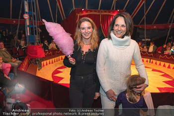 VIP Premiere - Circus im Prater, Wien - Sa 15.04.2023 - Christine REILER, Vera RUSSWURM mit Enkelkind Linda34