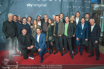 SKY Premiere ´Der Pass´ - Gartenbaukino Wien - Do 20.04.2023 - Gruppenfoto Filmcast, Schauspieler, Besetzung, Crew, Filmcrew143