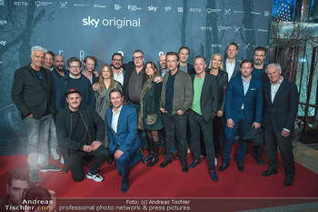 SKY Premiere ´Der Pass´ - Gartenbaukino Wien - Do 20.04.2023 - Gruppenfoto Filmcast, Schauspieler, Besetzung, Crew, Filmcrew145