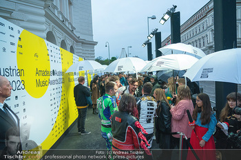 Amadeus Austrian Music Awards - Volkstheater, Wien - Fr 28.04.2023 - Red bzw. black Carpet im Regen, Presse mit Regenschirmen45