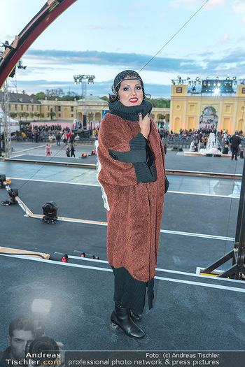 Austria for Life - Schloss Schönbrunn, Wien - Sa 29.04.2023 - Anna NETREBKO begutachtet die Bühne vor Beginn122