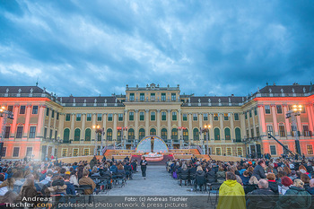 Austria for Life - Schloss Schönbrunn, Wien - Sa 29.04.2023 - Schloss Schönbrunn, beleuchtet, dunke Wolken, Gewitterwolken138