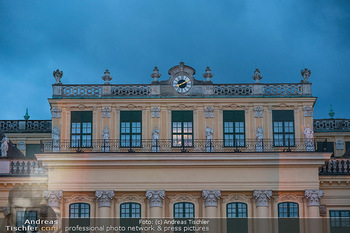 Austria for Life - Schloss Schönbrunn, Wien - Sa 29.04.2023 - Schloss Schönbrunn, beleuchtet, dunke Wolken, Gewitterwolken139