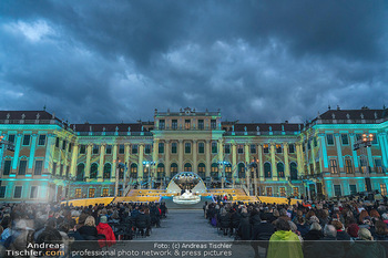 Austria for Life - Schloss Schönbrunn, Wien - Sa 29.04.2023 - Schloss Schönbrunn, beleuchtet, dunke Wolken, Gewitterwolken142