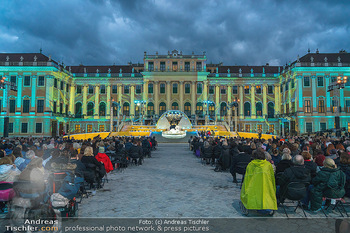 Austria for Life - Schloss Schönbrunn, Wien - Sa 29.04.2023 - Schloss Schönbrunn, beleuchtet, dunke Wolken, Gewitterwolken143