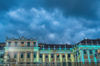 Austria for Life - Schloss Schönbrunn, Wien - Sa 29.04.2023 - Schloss Schönbrunn, beleuchtet, dunke Wolken, Gewitterwolken144