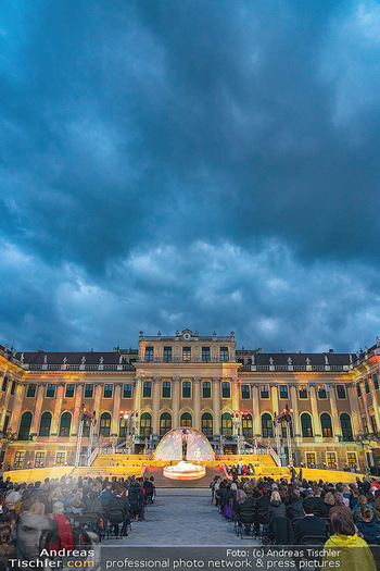 Austria for Life - Schloss Schönbrunn, Wien - Sa 29.04.2023 - Schloss Schönbrunn, beleuchtet, dunke Wolken, Gewitterwolken145