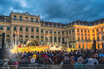 Austria for Life - Schloss Schönbrunn, Wien - Sa 29.04.2023 - Schloss Schönbrunn, beleuchtet, dunke Wolken, Gewitterwolken146