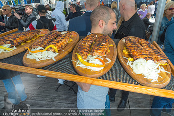 Floß Opening - Strandcafe Alte Donau, Wien - Mo 01.05.2023 - Rippel auf Tablett, Kellner, Fleischgericht, nicht vegetarisch, 48