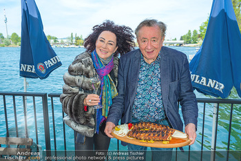 Floß Opening - Strandcafe Alte Donau, Wien - Mo 01.05.2023 - Christina und Richard LUGNER mit Ripperl58