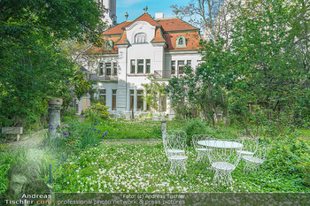 Vernissage ´listing of dust´ - Villa Mautner-Jäger, Wien - Do 04.05.2023 - Stadtpalais Villa Mautner-Jäger, Garten, Blumen, Wildnis, histo19