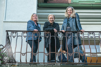 Vernissage ´listing of dust´ - Villa Mautner-Jäger, Wien - Do 04.05.2023 - Cordula REYER mit Schwester Christina (?), Michou FRIESZ103