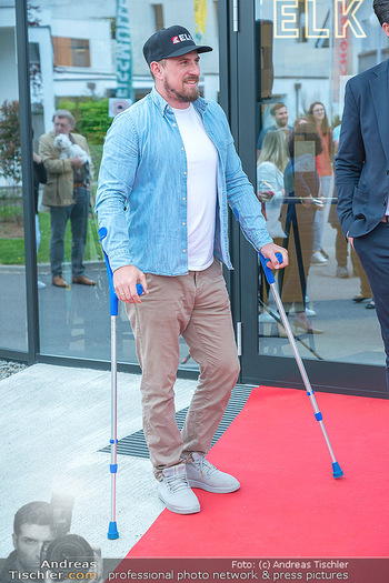 ELK Experience Center Opening Tag 2 - Blaue Lagune, SCS Vösendorf - Sa 06.05.2023 - Max FRANZ nach Verletzung mit Krücken32