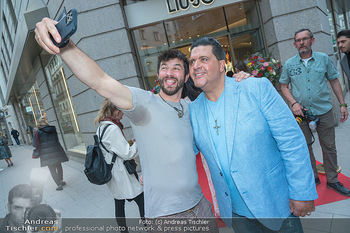 Promi Flohmarkt - Liu Jo, Wien - Do 11.05.2023 - Otto JAUS macht Selfie mit Tony WEGAS1