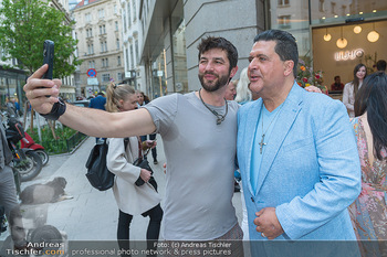 Promi Flohmarkt - Liu Jo, Wien - Do 11.05.2023 - Otto JAUS macht Selfie mit Tony WEGAS28