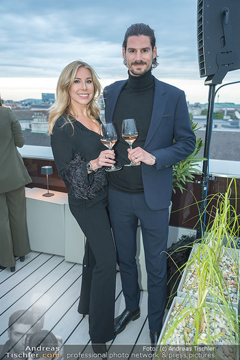 Rooftop Bar Opening - The Ritz Carlton Vienna - Do 11.05.2023 - Nina KRAFT mit Freund Patrick BÖHM35