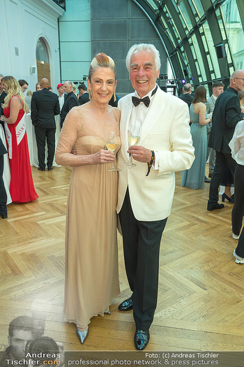 Dancer against Cancer Ball 2023 - Hofburg, Wien - Sa 03.06.2023 - Hannes NEDBAL mit Ehefrau56