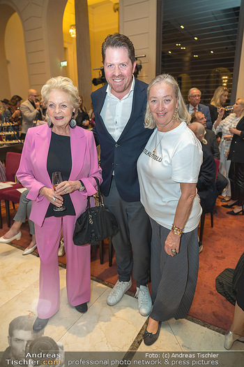 Atil Kutoglu Charity Fashion Show - Palais Hansen-Kempinski, Wien - Di 06.06.2023 - Daniel SERAFIN mit Mutter Ingeborg, Agnes HUSSLEIN39