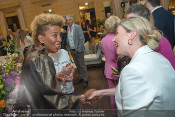 Atil Kutoglu Charity Fashion Show - Palais Hansen-Kempinski, Wien - Di 06.06.2023 - Arabella KIESBAUER, Susanne RAAB45